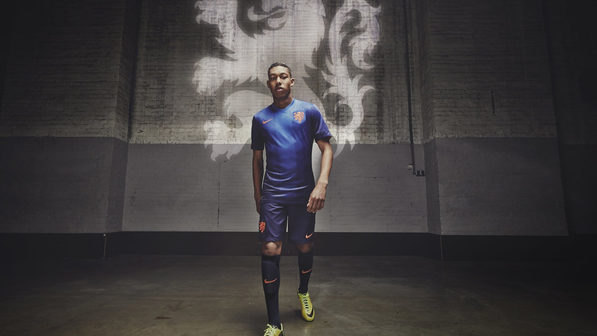 萨拉赫遭遇十五持续失利,利物浦教练压力巨大!观众掌声雷动